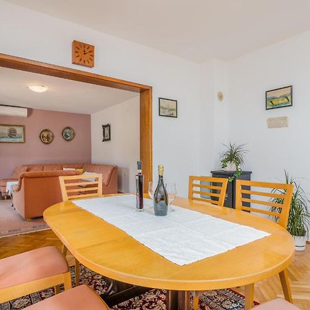 Stunning Apartment In Malinska With Kitchen Esterno foto