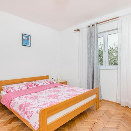 Stunning Apartment In Malinska With Kitchen Esterno foto